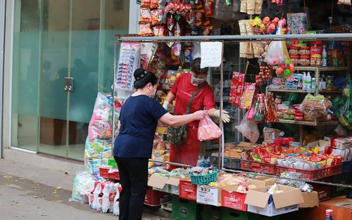 Cửa hàng tạp hoá ở Hà Nội lập vách ngăn phòng dịch COVID-19, khách chỉ cần đứng ngoài hô to mua gì có người mang tận tay