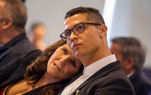 Cristiano Ronaldo tặng đấng sinh thành xế sang tiền tỷ nhân 'Ngày của mẹ'