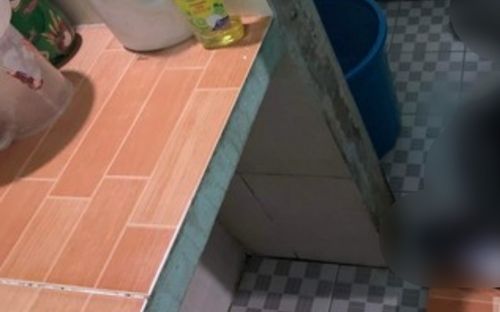 Ngửi thấy mùi lạ nên lại gần nhà vệ sinh kiểm tra, người dân phát hiện cảnh tượng gây sốc