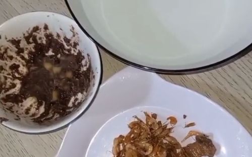 'Khóc thét' với người phụ nữ hướng dẫn nấu cơm gia đình tiết kiệm: Canh nước lọc, thịt heo 5.000 đồng