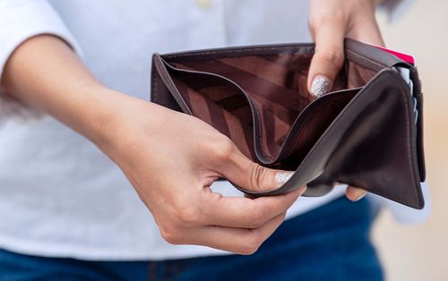 4 thói quen chi tiêu đang âm thầm bào mòn túi tiền