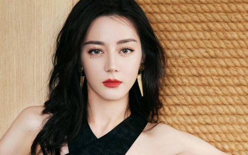 Địch Lệ Nhiệt Ba được người trong nghề khen ngợi chuyên nghiệp nhất lứa tiểu hoa 90