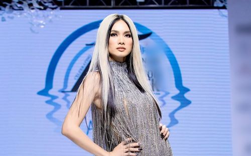 Siêu mẫu Anh Thư gây tranh cãi với màn catwalk đơ cứng, 'đệ nhất vedette thập niên 2000' nay còn đâu!