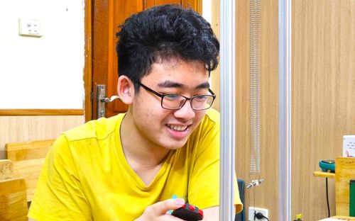 Nam sinh lập kỷ lục khi lớp 11 có 2 Huy chương Vàng Olympic Vật lý quốc tế