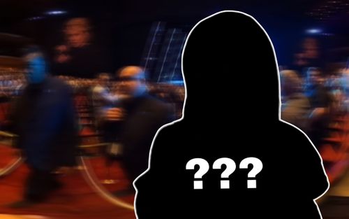 Thấy khán giả liên tục bị làm phiền, nữ ca sĩ chỉ tay cảnh cáo nam bảo vệ