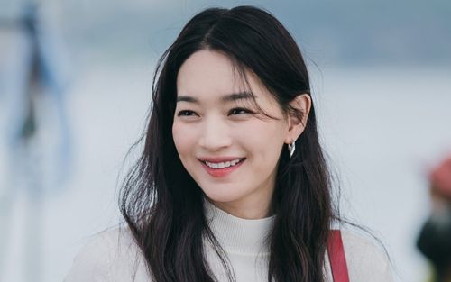 Bỏ Kim Woo Bin, Shin Min Ah chuyển sang 'cặp kè' với mỹ nam đình đám kém 10 tuổi