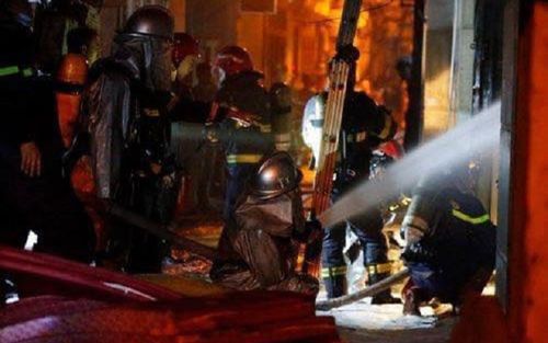 Khoảnh khắc hô hấp cứu nạn nhân trong vụ cháy ở Hà Nội: Cố lên anh ơi, sống rồi