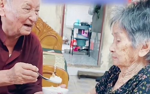 Khoảnh khắc cụ ông dỗ dành vợ ăn cơm gây sốt mạng xã hội