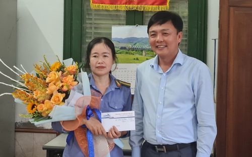 Nhân viên gác chắn hành động dũng cảm cứu người gặp nguy trước mũi tàu lửa