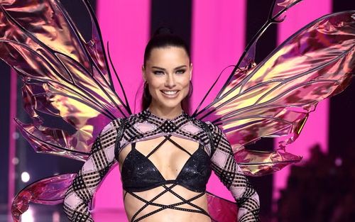 'Bà mẹ 3 con' Adriana Lima và trang phục xấu nhất Victoria's Secret 2024