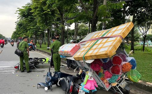 Người phụ nữ TP.HCM đứng bán hoa bên đường bị xe máy tông tử vong