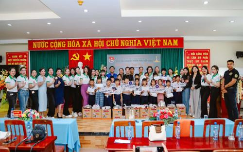 Ninh Thuận tiếp nhận hàng trăm phần quà thiện nguyện từ cuộc thi hoa hậu