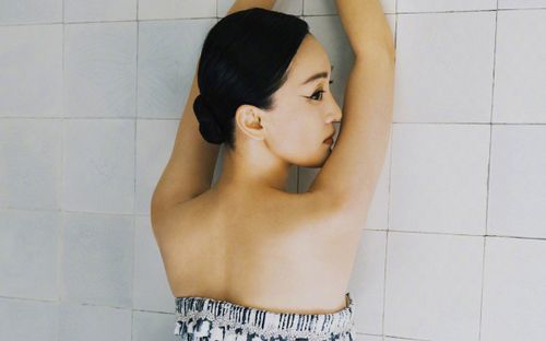 Đi diễn ở quán bar, nữ diễn viên xinh đẹp bị đánh gãy răng