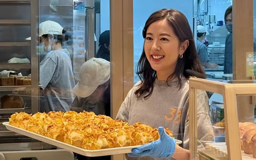 Nữ diễn viên nổi tiếng một thời bị bắt gặp đi bán bánh, diện mạo không son phấn gây sốc