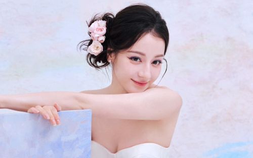 Danh tính ngôi sao bằng tuổi được Địch Lệ Nhiệt Ba công khai ôm hôn