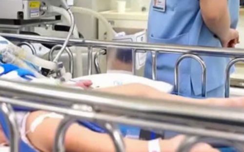 Vướng dây áo vào cầu trượt cháu bé 3 tuổi nguy kịch