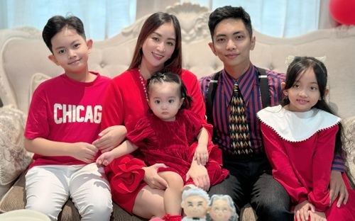 Khánh Thi đẹp dịu dàng bên chồng và các con trong ngày đầu năm mới