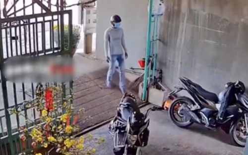 Nhân lúc gia chủ đang vui Tết, thanh niên lén vào trộm xe rồi vội vàng bỏ chạy