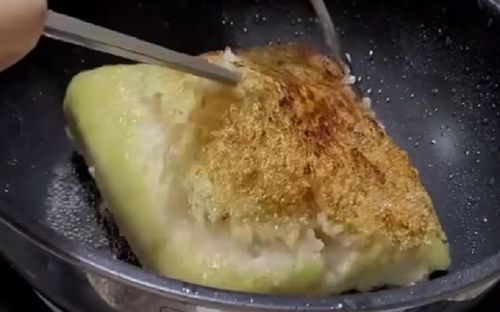 Rán bánh chưng theo cách sáng tạo, cô gái được dân tình rần rần ủng hộ