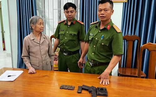 Dọn nhà, cụ bà 75 tuổi phát hiện khẩu súng và 22 viên đạn