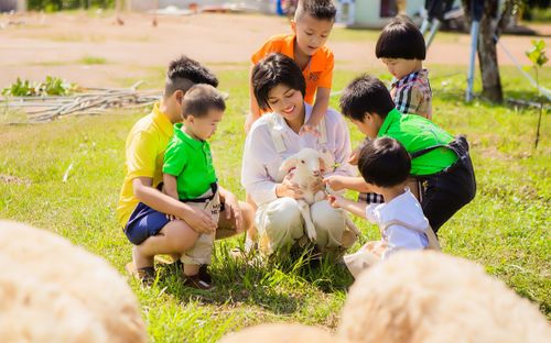 Hoa hậu Oanh Yến đưa 6 con trở lại Sài Gòn sau 4 năm 'bỏ phố về rừng'