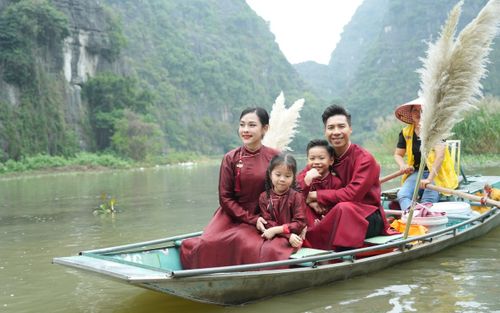 Đang đi thuyền cùng chồng con, Ngọc Mai ngẫu hứng khoe giọng hát giữa sông