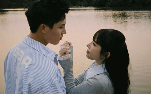 Hành động của Anh Tú khi khán giả đề nghị hôn 'cô hàng xóm' LyLy trên sân khấu