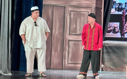 Cha con nghệ sĩ Hoàng Sơn hội ngộ trên sân khấu kịch