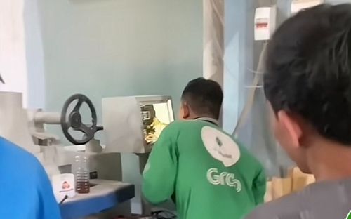 Đi giao hàng thấy thợ đang sửa máy, anh grab nhảy vào cứu bàn thua trong một nốt nhạc