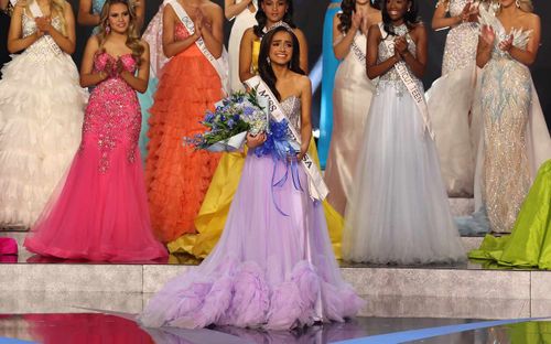 Nối tiếp Miss USA, Miss Teen USA bất ngờ trả vương miện