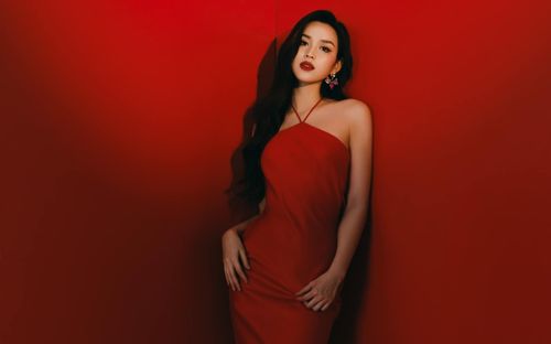 Đỗ Thị Hà đón sinh nhật lãng mạn dưới nến