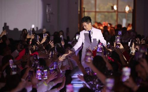 Nam ca sĩ nổi tiếng trở lại showbiz sau vụ tai nạn giao thông 2 năm trước