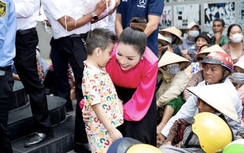 Hoa hậu Bùi Thị Hà 20 năm bền bỉ phát gạo mùa Vu Lan