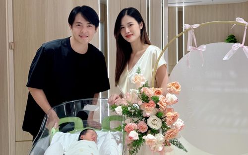 Đông Nhi và con gái xuất viện, nhan sắc mẹ bỉm sau 2 ngày sinh gây ngỡ ngàng