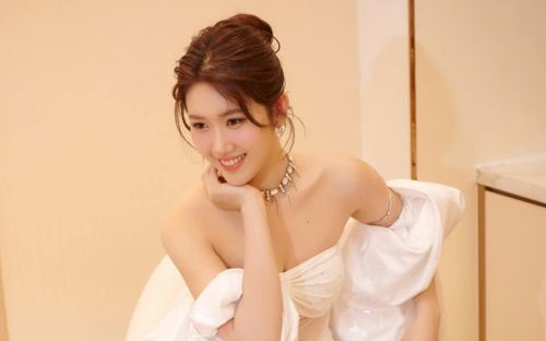 Bạn trai có hành động 'khẳng định chủ quyền' với Thúy Ngân, ngày cưới cũng được ấn định?
