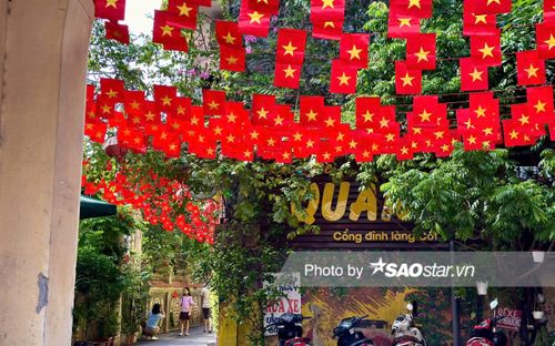 'Phát sốt' với con ngõ rợp cờ đỏ sao vàng thuộc di tích nổi tiếng Hà Nội, dân tình đổ xô đến check-in 2/9