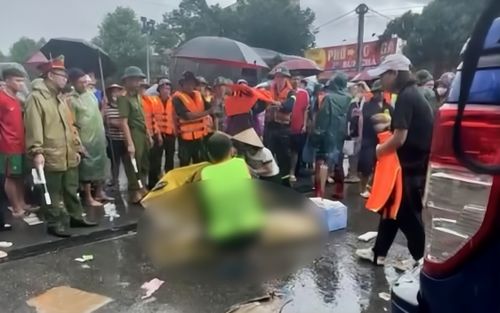 Mẹ gục ngã khi tìm thấy thi thể con trai 5 tuổi bị lật thuyền ở Thái Nguyên