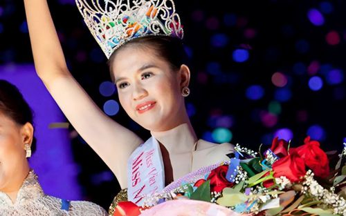 Ngọc Trinh hiếm hoi đội vương miện, sau lần đăng quang hoa hậu năm 2011