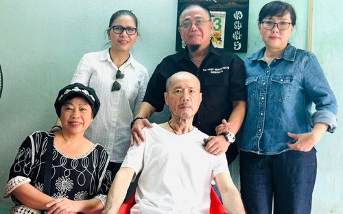 Xót xa nam ca sĩ Việt bị teo não, vợ chồng kiệt quệ phải xin cơm từ thiện sống qua ngày
