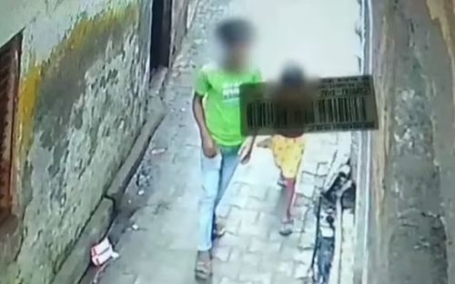 Đàn khỉ xông vào cứu bé gái khỏi tên biến thái định giở trò đồi bại