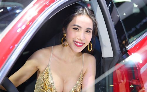 Ca sĩ Thủy Tiên đang làm gì?