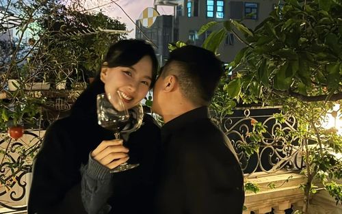 MC Mai Ngọc khoe khoảnh khắc lãng mạn bên ông xã đầu năm mới