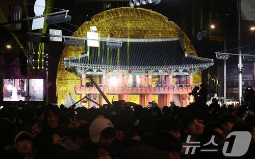 Hàn Quốc lặng lẽ đêm giao thừa, chỉ có tiếng chuông cầu nguyện