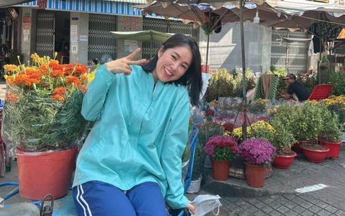 Nhan sắc như học sinh cấp 3 của Lê Phương khi về quê ăn Tết với mẹ