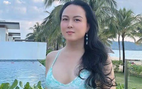 Phượng Chanel mặc áo tắm khoe dáng nét căng