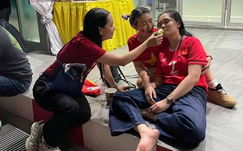 Hình ảnh bà xã Duy Mạnh kiệt sức, ngồi bệt dưới đất gây chú ý