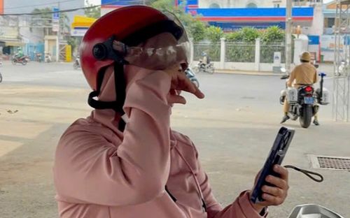 Leo vỉa hè, người phụ nữ khóc nức nở khi bị cảnh sát bắt gặp