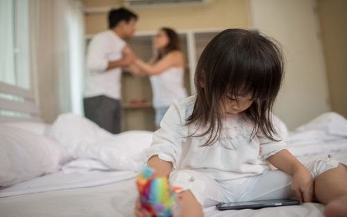 Con gái lớp 7 nhắn tin xin tiền học sau khi cha mẹ ly hôn, phản ứng của cha gây ái ngại