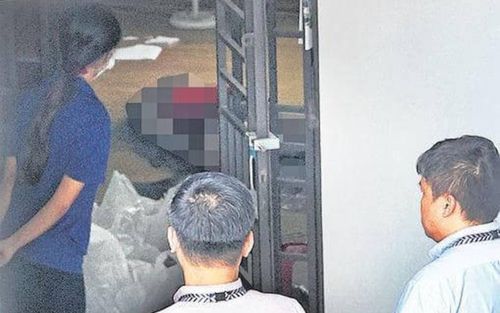 Trần nhà chảy ra chất lỏng có mùi hôi, 2 mẹ con bàng hoàng sau khi kiểm tra