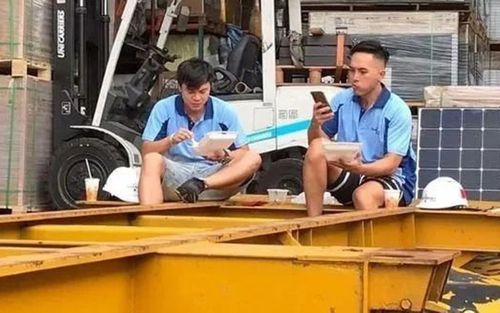 Hai nam diễn viên nổi tiếng một thời bị bắt gặp đi làm công nhân bốc vác, ăn cơm bụi khiến nhiều người chạnh lòng